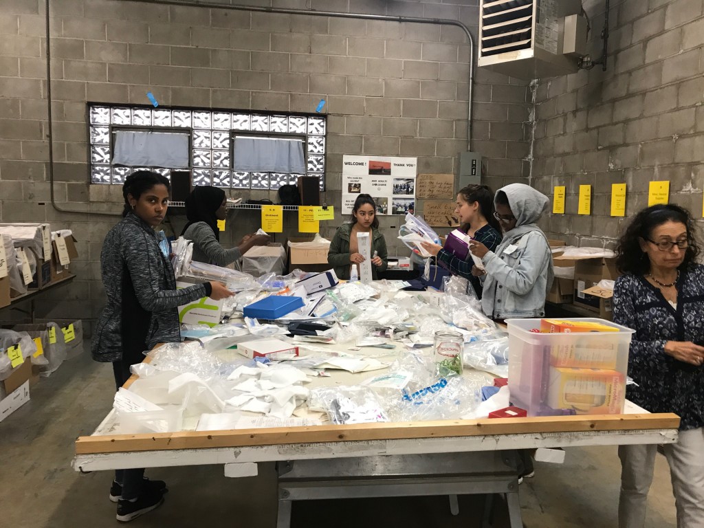Volunteers in Action at Mano a Mano, October 3, 2017.